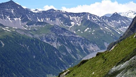 «Maman, je me suis perdu» : un randonneur français de 15 ans fait une chute mortelle de 50 mètres dans la vallée d’Aoste