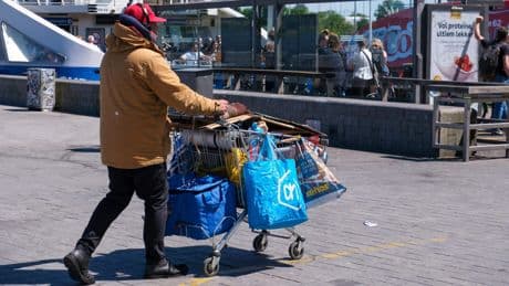 Manager supermarkt gebeten, beveiliger gestoken, toch stopt Amsterdam met boetes voor ’buitenslapers’: ondernemers vrezen explosie van overlast