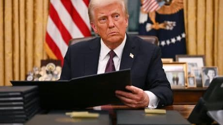 Diplomatie, droits de douane, frontières... Après 100 jours, Trump a-t-il déjà tenu ses promesses?