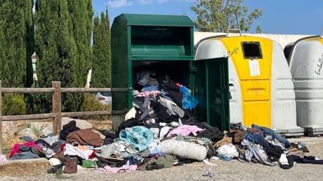 "Des décharges sauvages de vêtements" partout en France: pourquoi la collecte des conteneurs ne va pas reprendre malgré "l'aide" du gouvernement