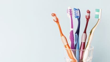 Nützliche Funktion: Warum die Borsten bei Zahnbürsten verschiedene Farben haben