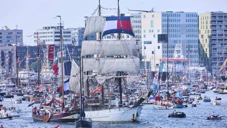 LIVE | Omstanders kijken met ingehouden adem naar passerende schepen tijdens Sail-in Parade