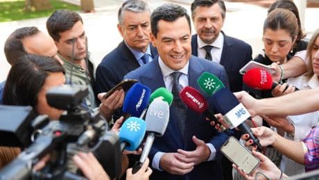 Juanma Moreno apunta a Sánchez y a Montero por el espionaje de Leire Díez a la Junta: "¿Quién está detrás?"
