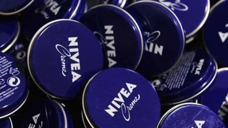 Un químico despeja las dudas sobre si la famosa Nivea de lata azul se puede usar para la cara