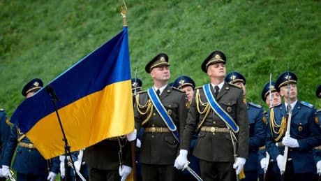 Ukraine-Krieg: Ukraine feiert Nationalflagge - Russen rücken weiter vor