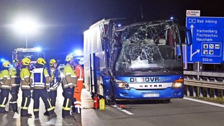Autobahn A8 gesperrt - Reisebus kracht in Brummi! 30 Verletzte