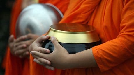 Vrouw opgepakt in Thailand op verdenking van verleiden en chanteren monniken