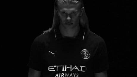 El Manchester City se inspira en el pasado para el diseño de su nueva camiseta