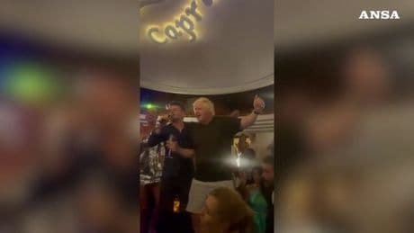 Boris Johnson canta all’Anema e Core a Capri: l’estate italiana dell’ex premier britannico