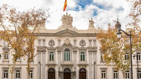 Le dan una paliza, le apuñalan y le dejan en silla de ruedas tras discutir por una mujer: cumplirán 10 años de cárcel