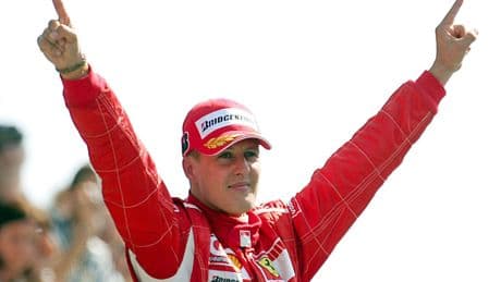 Formel 1: Michael Schumacher signiert einen Helm für guten Zweck