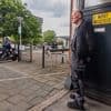 Bavelaar radeloos door auto’s en bakfietsen van basisschool voor oprit: ‘Kan niet met die mensen praten’