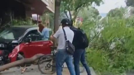 Un coche pierde el control y atropella a una mujer en la Via Augusta de Barcelona
