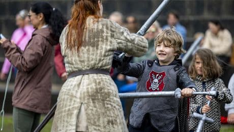 Daevin (6) waant zich een echte strijder in het Muiderslot: ’Ik ben fan van ridders!’