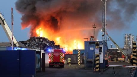 Recyclinghof: Meterhohe Schrottberge brennen im Industriegebiet Mannheim