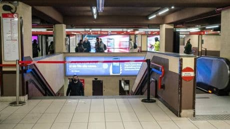 Terrore in metro a Milano straniero minaccia i passanti e ferisce un agente