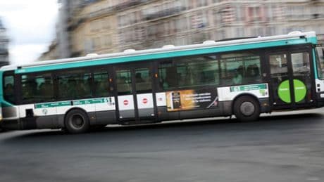 "Je lui demande gentiment de couvrir son postérieur": le chauffeur RATP accusé d'avoir refusé une voyageuse en jupe se défend