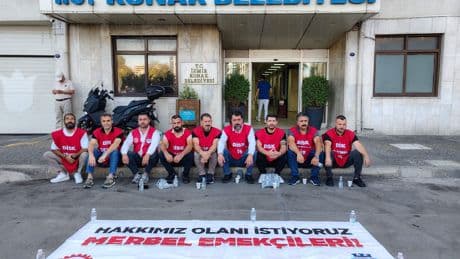 Alacakları ödenmeyen Konak Belediyesi işçilerinin oturma eylemi sürüyor