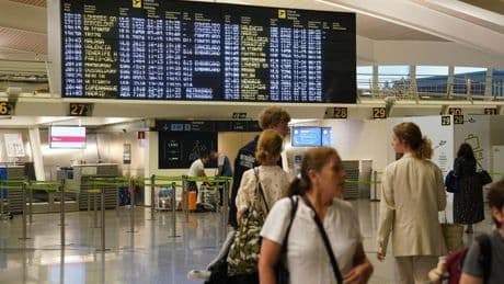 Cerca de 1.500 pasajeros afectados por diez cancelaciones preventivas de Vueling en Loiu por la alerta naranja