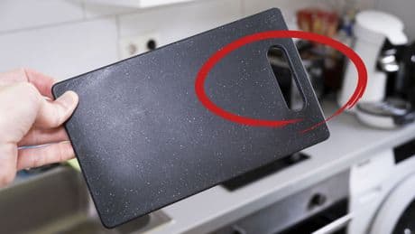 Küchentipp: Darum ist das Loch im Schneidebrett beim Kochen praktisch