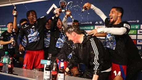 Wilde Kabinen-Party bis 4.30 Uhr - Bürgermeister feiert mit Trainer-Oma HSV-Aufstieg
