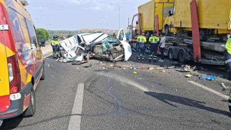 Un brutal accidente en la A-3 obliga a cortar el tráfico en sentido salida: tres vehículos implicados y dos heridos