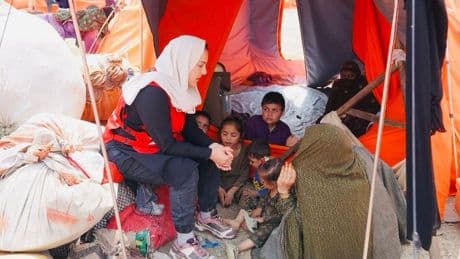 Door Pakistan uitgezette Afghanen komen in kampen waar tekort is aan alles