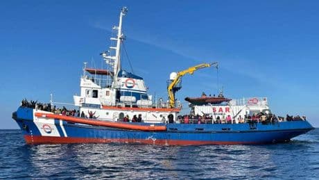 Salvini sanciona con 60 días en tierra y 10.000 euros a una ONG italiana de rescates en el Mediterráneo