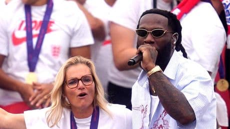 Dansende Wiegman steelt de show bij optreden van ‘favoriete artiest’ Burna Boy