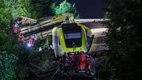Unglück in Baden-Württemberg: Zug nach Erdrutsch entgleist – mehrere Tote und Verletzte