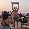 Toerist poseert met stuk tempel op Griekse eiland Naxos, internet ontploft: “Zo kan het niet verder”
