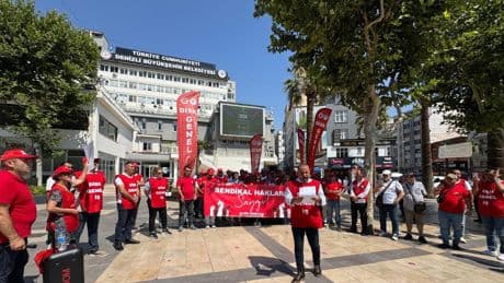 Mobbing mağduru işçiler Denizli Büyükşehir Belediyesinin kapısına dayandı
