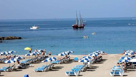 Una turista británica acusa de "racistas" a tres hospitales de Tenerife que la rechazaron