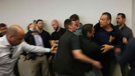 Proteste in den USA: Rabiater Vorfall: US-Senator aus Pressekonferenz gezerrt