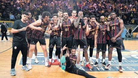 Aslan’dan tarihi pençe