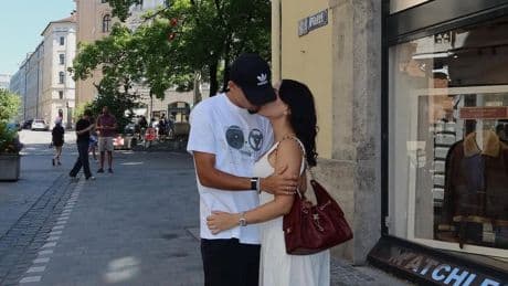 Süßes Pärchen-Foto - Hier knutscht ein Bayern-Star in München!