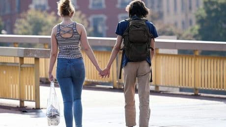 Sexualité : les jeunes Français remettent en question le couple hétérosexuel et le genre, selon une étude