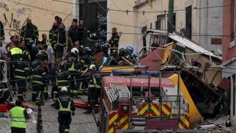 Al menos tres muertos y varios heridos tras descarrilar un popular funicular en Lisboa