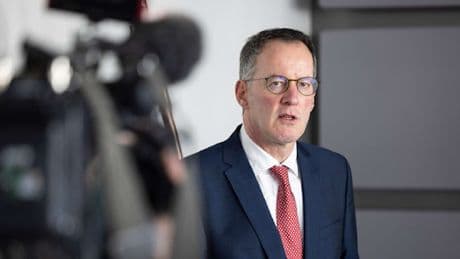 Innenminister verteidigt Alleingang bei AfD-Beamten – Bundesregierung will Arbeitsgruppe