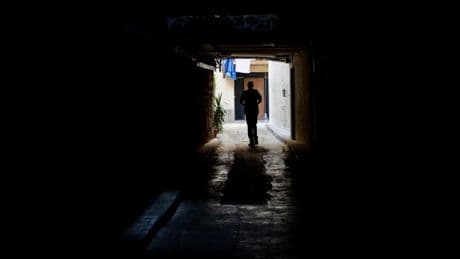 SOS vecinal en un pasaje del corazón del Raval harto de narcopisos y de ocupaciones