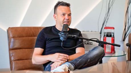 Jose Elías, empresario multimillonario: “No me vendáis la moto, el problema de los coches eléctricos son los cargadores; no tengo narices para irme a un sitio a 200 km, porque no sé dónde voy a acabar”