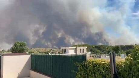 Un incendio calcina 2.500 hectáreas a las afueras de Madrid, obliga a confinar a vecinos y amenaza a varias localidades