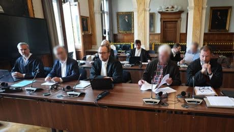 Prozessbeginn in Hamburg: Bestechung? Vorwürfe in Prozess um Krebsmittel bestritten