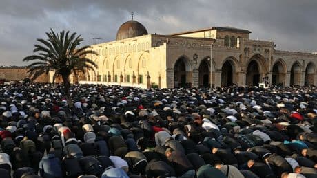 Israele arresta il Gran Muftì di Gerusalemme. Idf consentirà a Gaza lanci di cibo «ma non c’è carestia»