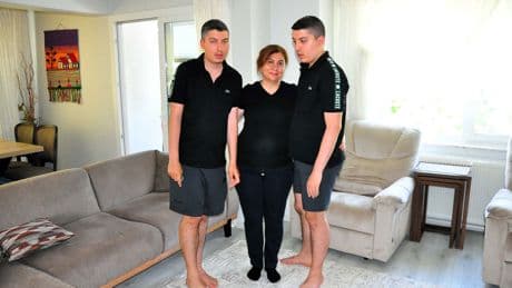 Otizmli ikizleriyle 25 yıldır yaşam mücadelesi veriyor
