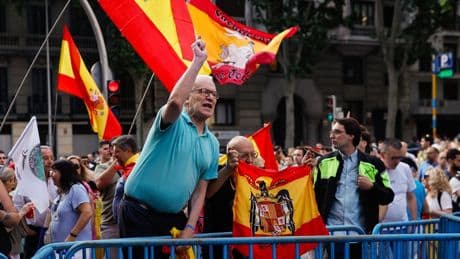 Unas 600 personas protestan en la calle Ferraz reclamando la dimisión de Sánchez