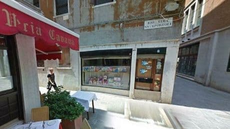 Bianca D'Este muore a 80 anni per un colpo di calore: il corpo resta per ore in strada, vegliato dal marito, per indisponibilità delle pompe funebri