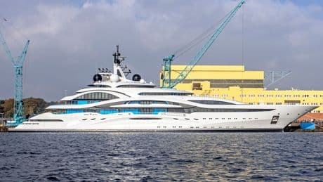 El lujoso mega yate Al Lusail del Emir de Qatar navega majestuoso por aguas de Mallorca