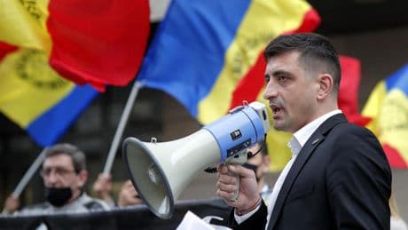 Por qué Rumanía está a punto de elegir como presidente a un antiguo ultra de fútbol que admira a Trump