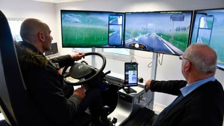 "Erste Lektion: Auto klauen?" Berliner Fahrschule lockt Schüler auf besondere Art